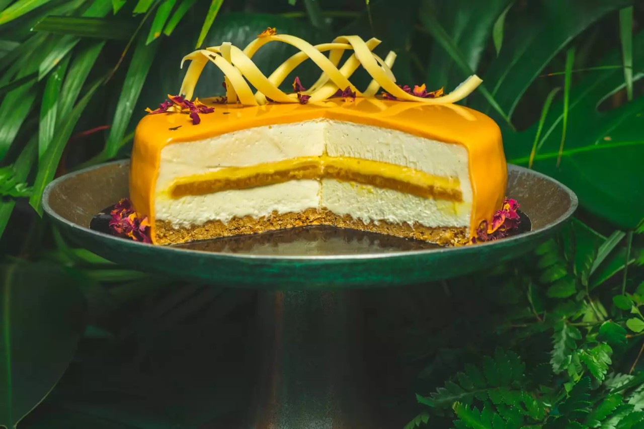 Tort Tango z Mango z egzotycznym mango i dekoracją owocową, podany na eleganckiej paterze